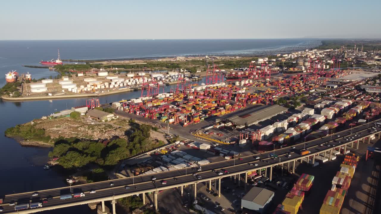 tráfico de automóviles a lo largo del puente que cruza el puerto comercial y el centro logístico de buenos aires, argentina