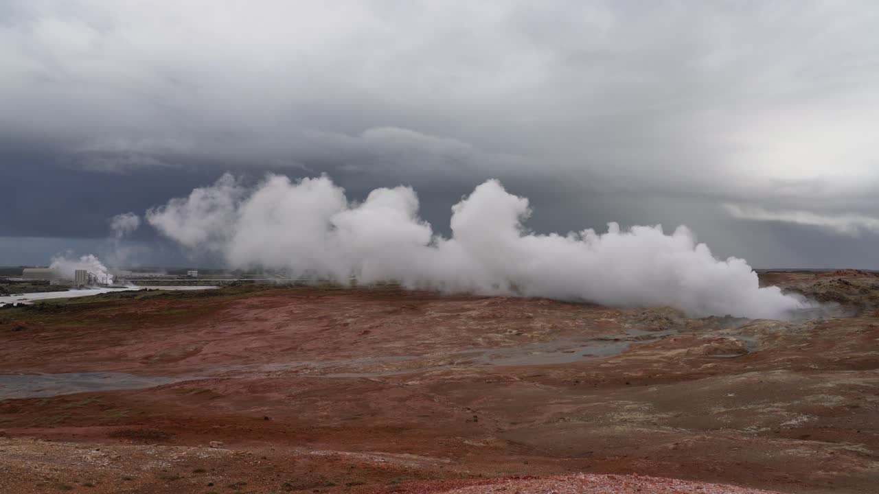 Espeso vapor geotérmico se eleva desde Reykjanes, revelando la intensa energía de la tierra y un dramático paisaje volcánico moldeado por el calor y las fuerzas naturales en Islandia