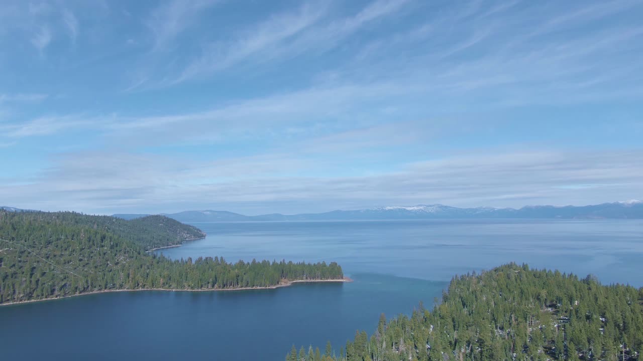 에메랄드 베이와 사우스 레이크 타호 위를 천천히 날아가는 팬