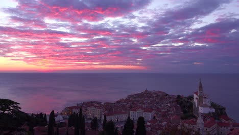 La-Atractiva-Ciudad-De-Piran,-Eslovenia,-En-El-Mar-Adriático-Al-Atardecer-3