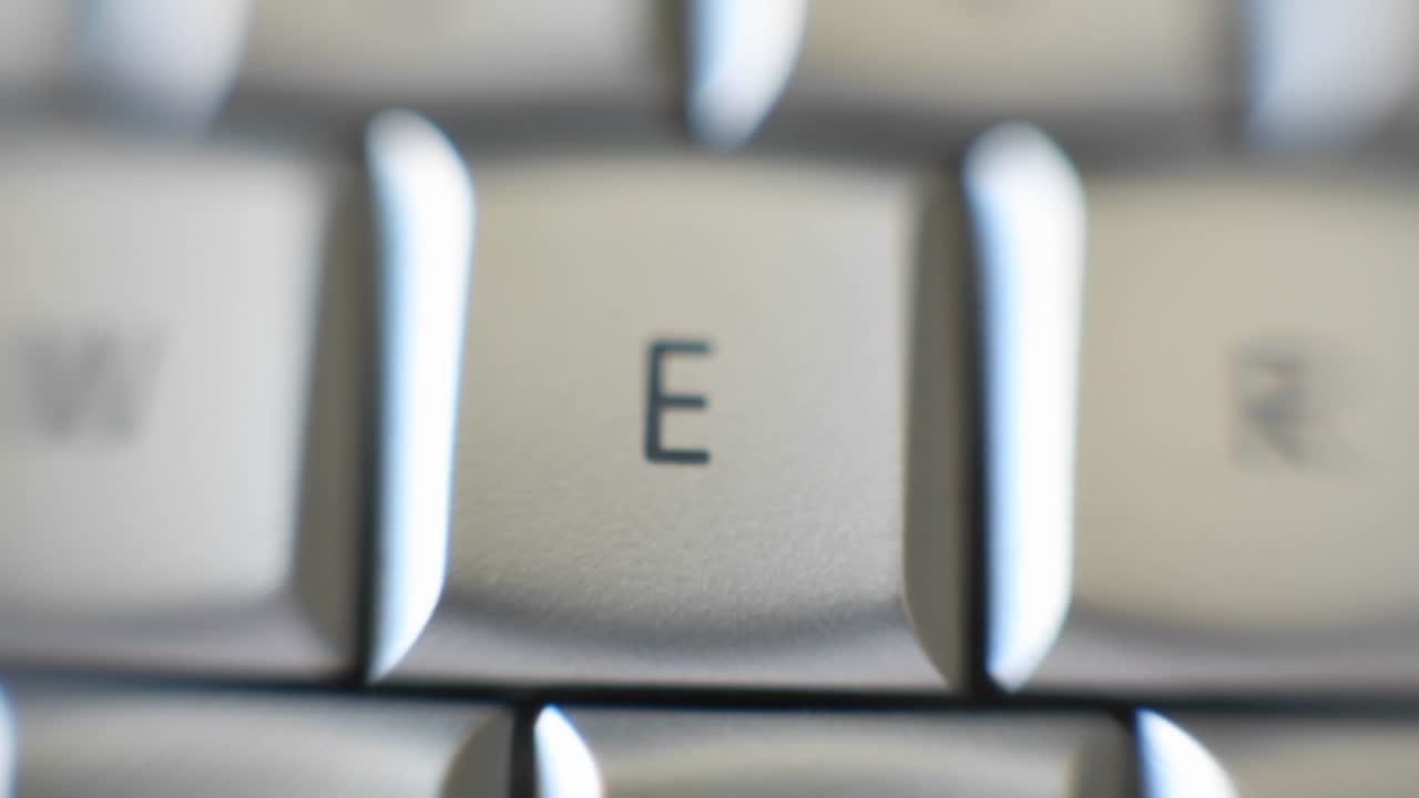 la letra e en un teclado se enfoca