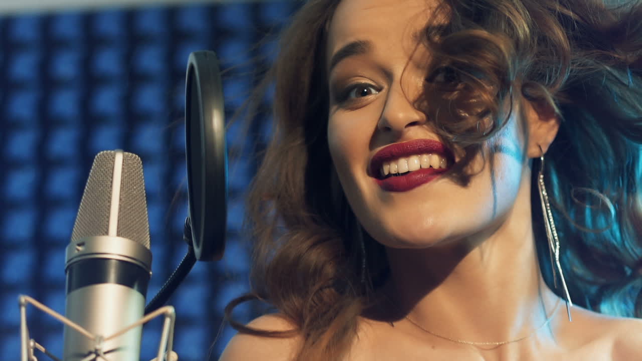 Donna che canta in uno studio di registrazione. Voce femminile. Studio di registrazione professionale.