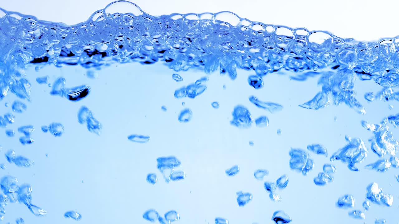 물 속의 많은 거품이 가까이에서, 느린 움직임의 거품과 함께 추상적인 물 파동