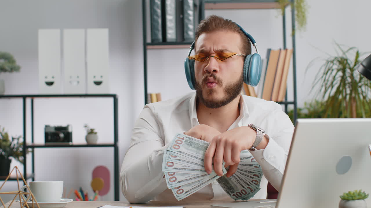 Empresário libanês vencedor segurando fã de dinheiro dólar dinheiro celebrar dança sucesso salário de carreira