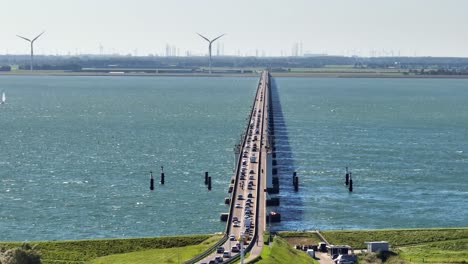 Drohnenaufnahme-Der-Zeelandbrücke-Mit-Einem-Kleinen-Stau,-Nachdem-Die-Brücke-Geöffnet-Wurde