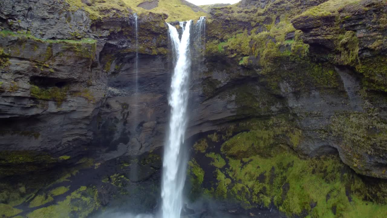 la joya escondida de la cascada kvernufoss cerca de skogafoss en islandia