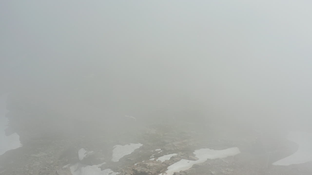 짙은 안개 속을 날아다니며 아름다운 푸른 계곡을 드러내는 드론