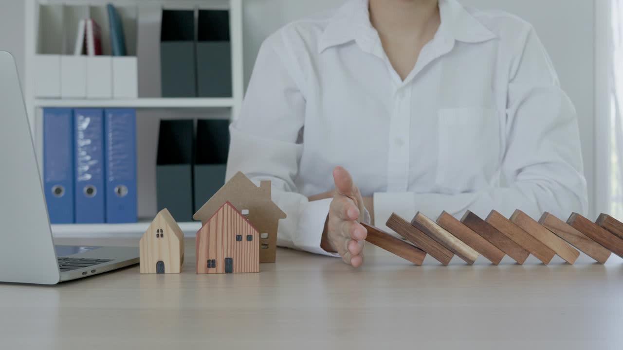 보험사들은 정벌레가 집에 떨어지는 것을 막기 위해 주택보험을 구입합니다.주택보험은 위험을 평가하고 사고를 방지하기 위한 것입니다.보험 개념.