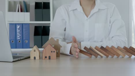 los agentes de seguros evitan que las avispas caigan en la casa. comprar un seguro de hogar es evaluar los riesgos y evitar que se produzcan accidentes.
