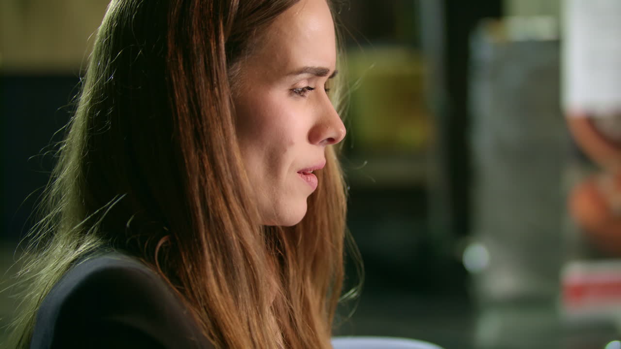 mujer enfocada trabajando en una computadora portátil en la oficina. retrato de una mujer de negocios