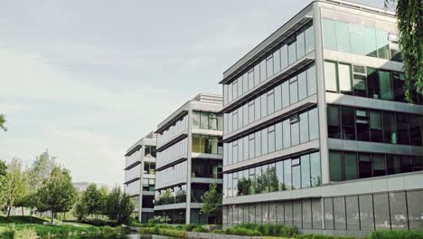 edificio de oficinas moderno en el distrito comercial