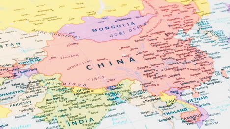 primer plano del país palabra china en un mapa del mundo con el nombre detallado de la ciudad capital