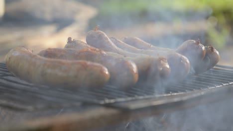 Deliciosas-Salchichas-Jugosas,-Cocinadas-A-La-Parrilla-Al-Fuego.