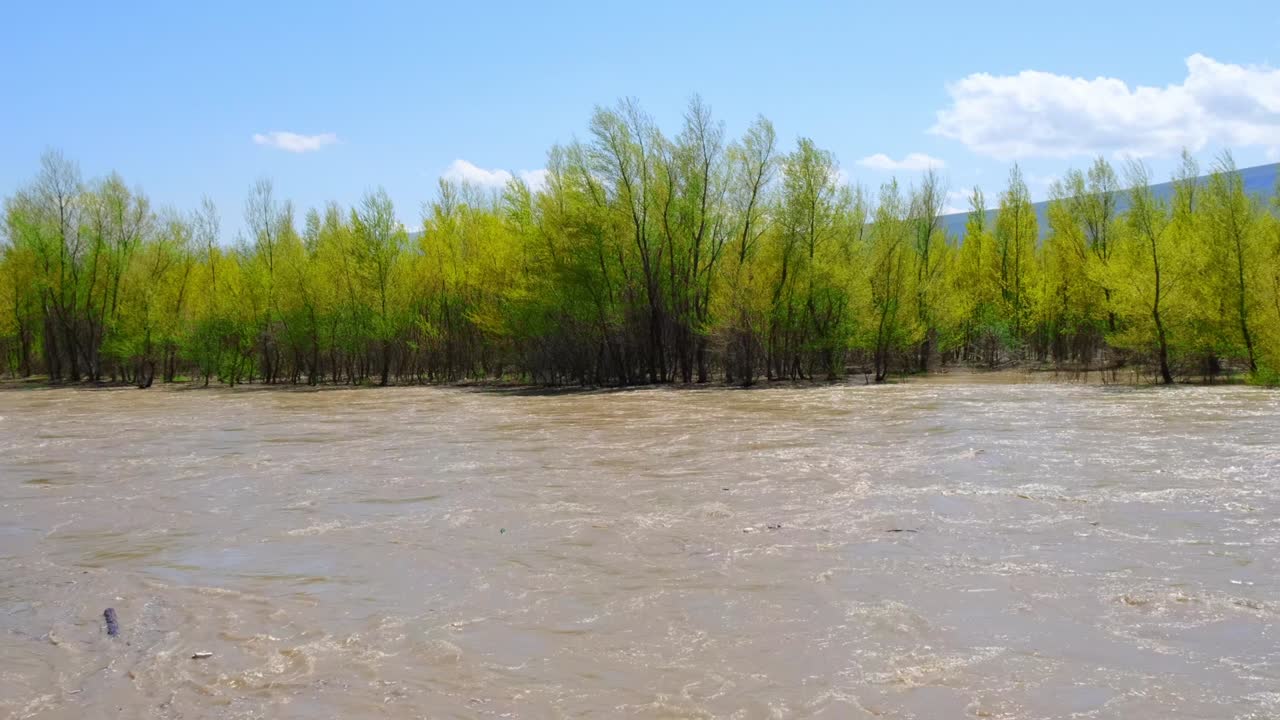 Flod i Georgien, udsigt fra bjergene. Selektivt fokus. Natur.