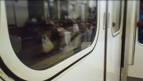 punto de vista desde el interior del tren subterráneo hasta la ventana de vidrio mientras se mueve en tokio, japón