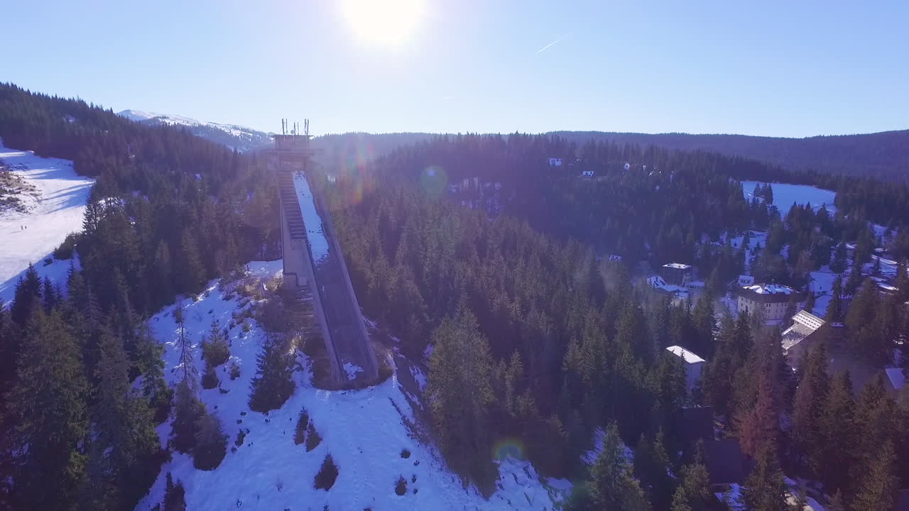 vista aérea del deporte turístico, zona de esquí y complejo recreativo en la montaña jahorina, bosnia y herzegovina