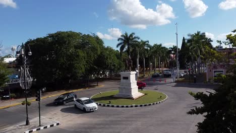 Tiro-Inclinado-Hacia-Arriba-De-Una-Rotonda,-Rotonda-En-Una-Ciudad-Pequeña