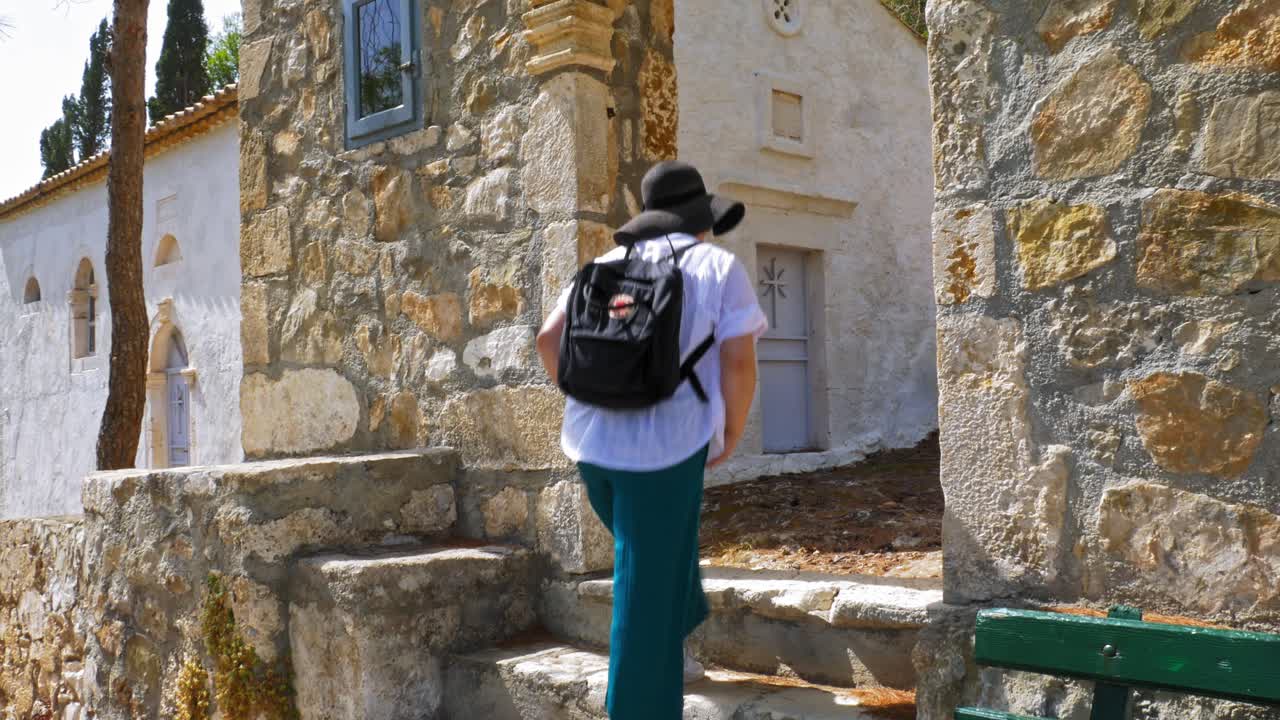 mujer turista explorando el pueblo de asos en la isla de kefalonia en grecia en verano