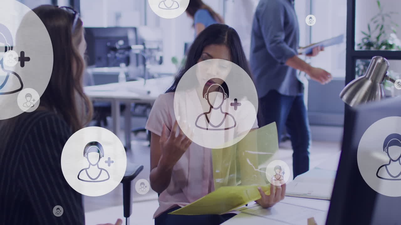 animación de iconos de los medios sobre diversas mujeres de negocios hablando en la oficina