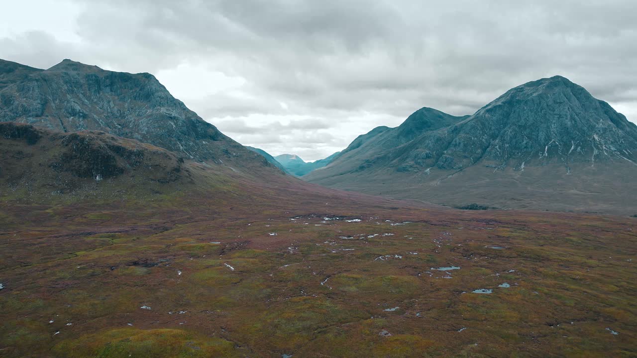 Upea vuoristo Skotlannissa, 4K-dronekuvaus.