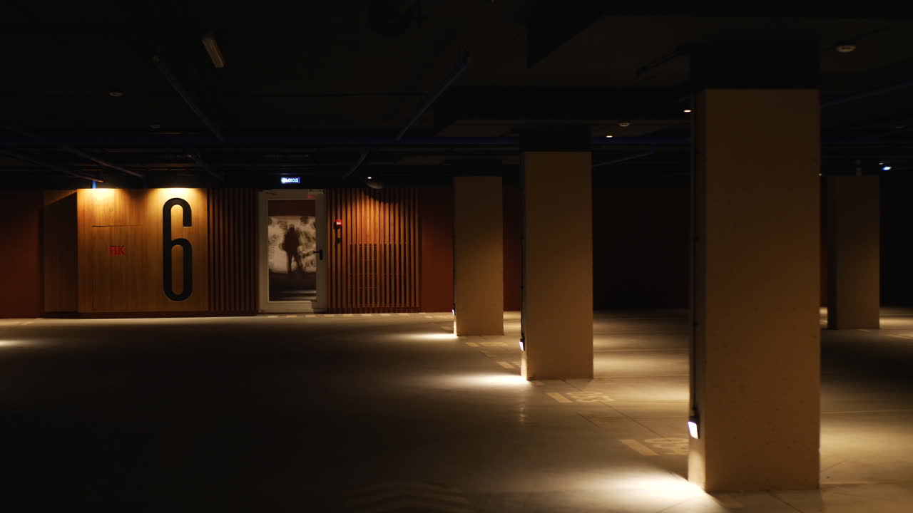 밤에 지하 주차장