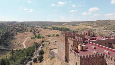 Fliegen-über-Die-Alte-Mittelalterliche-Burg-Von-Siguenza,-Die-Das-Tal-Im-Hintergrund-Enthüllt