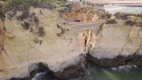 Arch-bridge-at-Praia-dos-Estudantes-in-Lagos,-Algarve