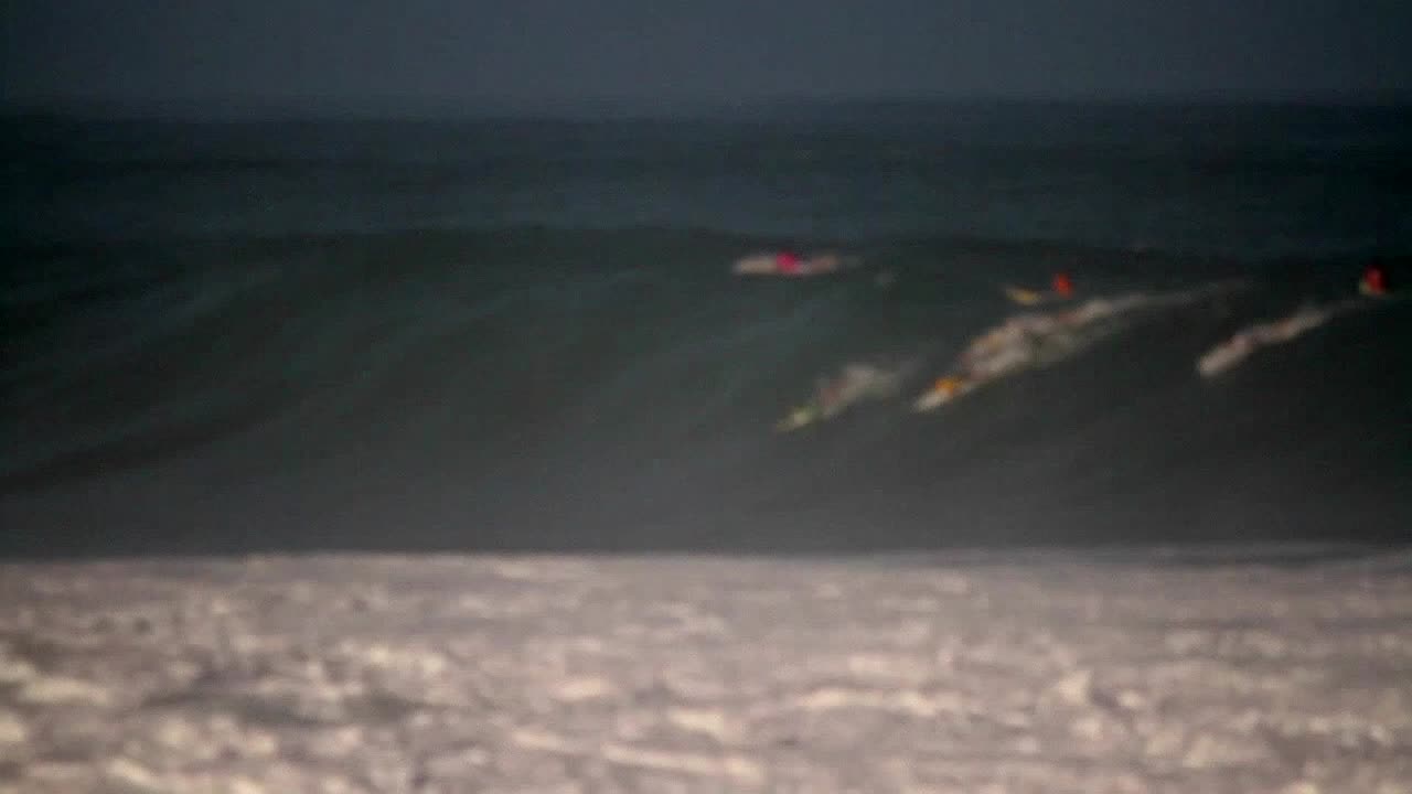 múltiples surfistas montan olas muy grandes en hawaii 5