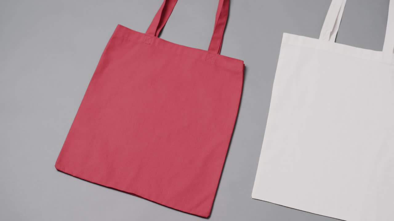 primer plano de bolsas rojas y blancas sobre fondo gris, con espacio de copia, cámara lenta