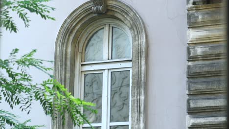 primer plano de una gran ventana arqueada en un antiguo edificio de piedra