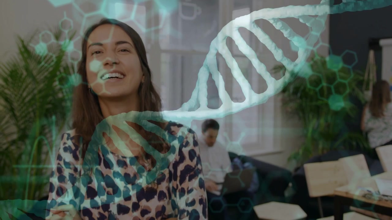 Mulher em pé ao centro, com uma hélice de DNA deslizando da esquerda e código animado sobre o tronco, exibindo biotecnologia.