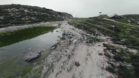 clip de dron de las asombrosas dolomitas italianas, toma cinematográfica de drones fpv desde el dji avata