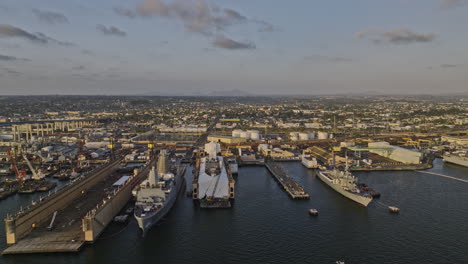 San-Diego-California-Antena-V94-Vuelo-Bajo-Alrededor-Del-Sitio-De-Reparación-Y-Construcción-De-Barcos-Comerciales-Junto-A-La-Bahía-Capturando-El-área-Industrial-Del-Barrio-Logan-Y-El-Paisaje-Urbano-Del-Centro---Filmado-Con-Cine-Mavic-3---Septiembre-De-2022