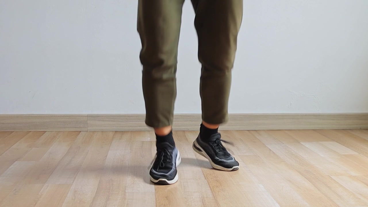 Primo piano sulle gambe che eseguono esercizi di agilità a ritmo sostenuto per riscaldamento