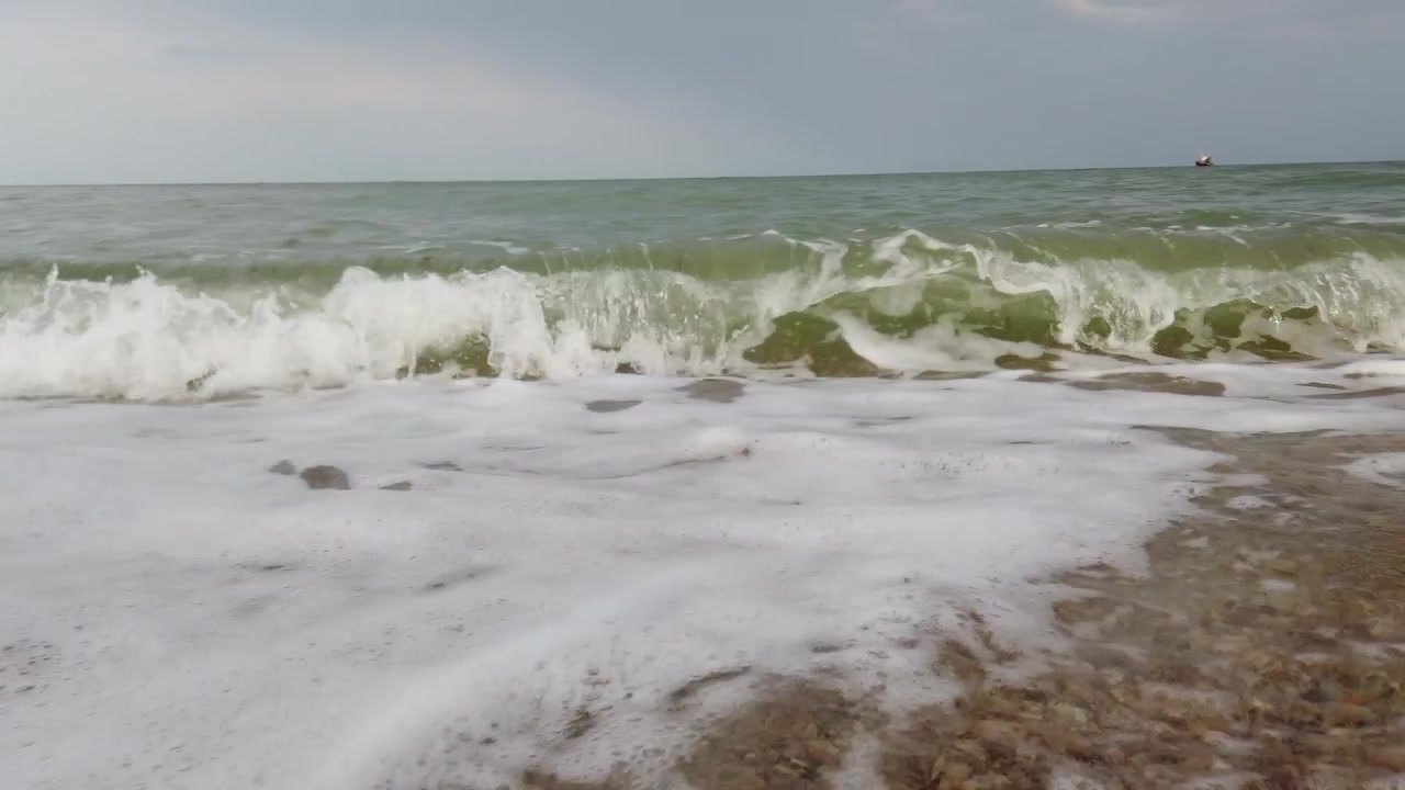 Onda marina sulla riva del mare.