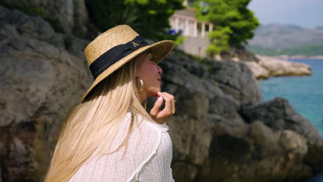 una mujer en vacaciones de verano disfrutando de la vista de la costa adriática en croacia