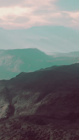 paisaje montañoso brumoso