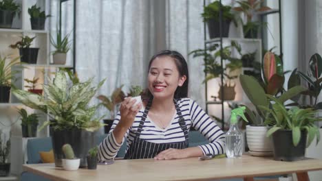 집 에서 식물 을 돌보는 여자