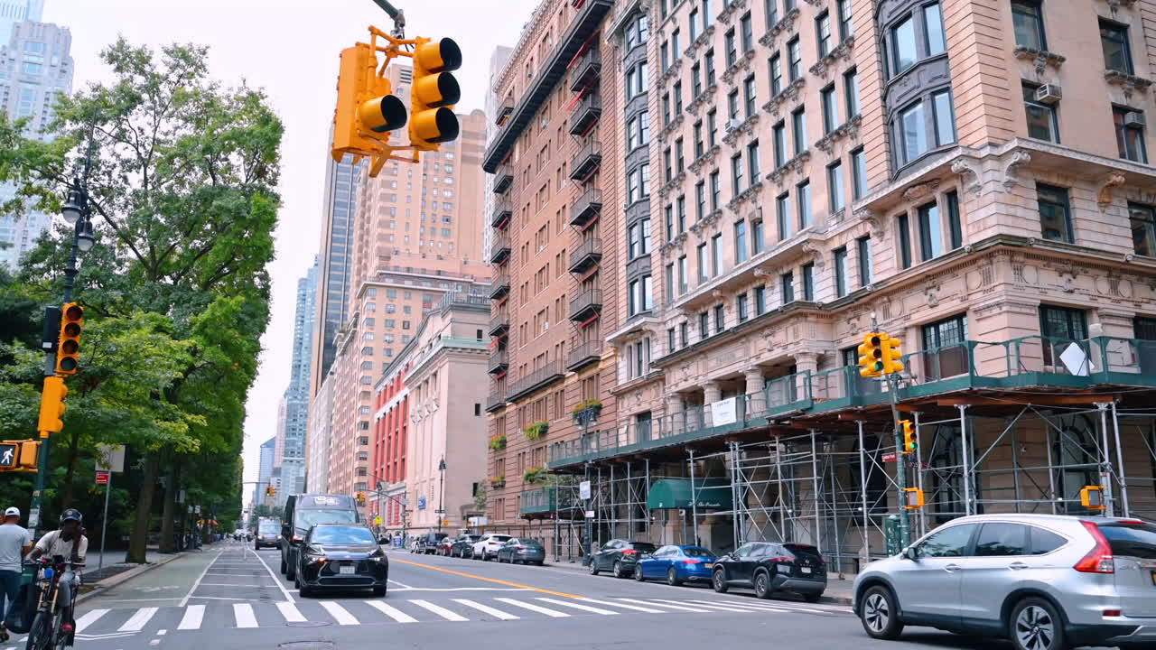 Nueva York, EE. UU., 1 de agosto de 2025: Arquitectura histórica y semáforos en una calle de Manhattan