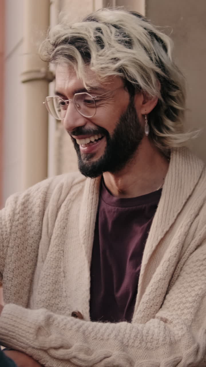 Coppia gay che condivide un momento tenero a casa
