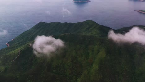 Nubes-Que-Se-Forman-Sobre-La-Hermosa-Bahía-Tropical-De-Agua-Clara-Isla-De-Hong-Kong-Paraíso-Aéreo