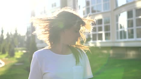 una mujer disfrutando del sol.