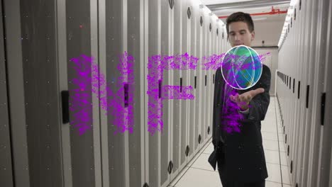 animación de texto nft, procesamiento de datos sobre hombre de negocios caucásico con globo por servidores de computadora.