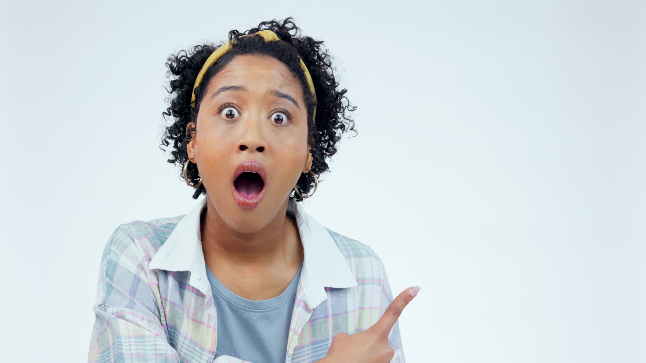 wow, noticias y cara de mujer en el estudio con la mano