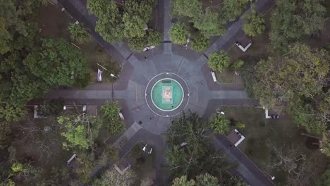 vista de arriba hacia abajo del parque san martín en santa tecla, el salvador - toma estática de drones