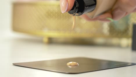 cosméticos en un salón de belleza, preparando la fundación para la cara