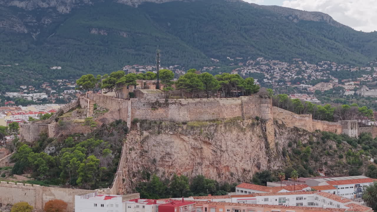 Castello su una collina con vista su una città