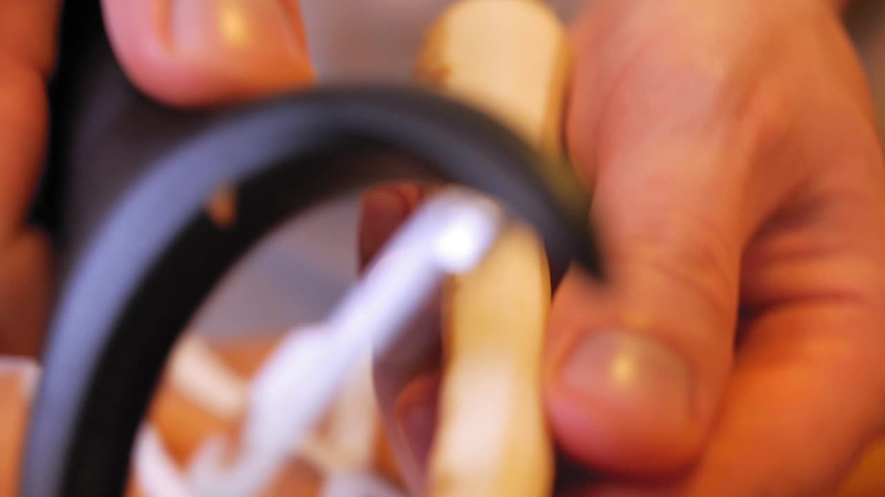 cocinar pela perejil. el cocinero está pelando perejil