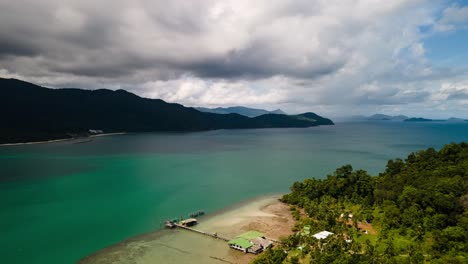 timelapse 4k del barco que viaja a través del canal entre islas en koh chang, tailandia con nubes tormentosas en lo alto