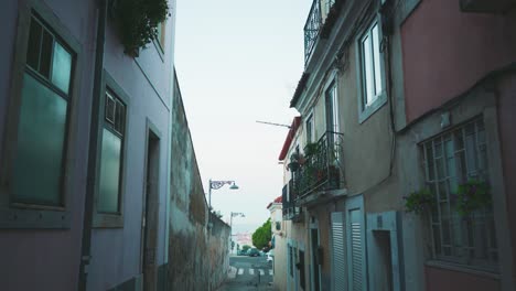Lissabon-Alte-Schmale-Straße-Mit-Blumenbalkon-Im-Morgengrauen
